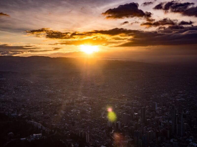 atardecer sobre bogota desde la monserrate