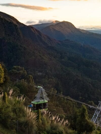 teleférico y montañas de monserrate en bogotá