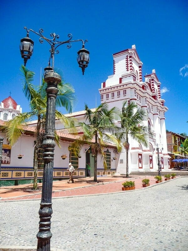 village de guatape et son église colorée incontournable d'un voyage en colombie