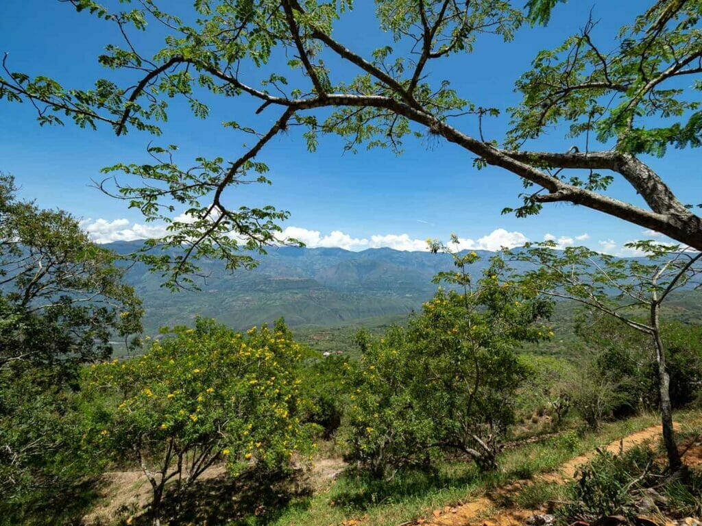 Vue sur le canyon à Barichara en Colombie