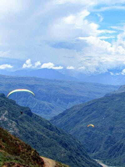 Parapente au dessus du Canyon de Chicamocha à San Gil en Colombie